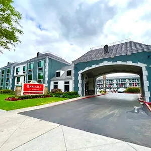 Ramada By Wyndham Convention Center Otel